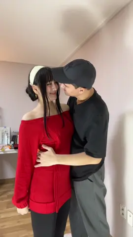 Kkk Acho que o Marlon gostou desse cosplay da Yor, né? . #cosplay #yor #coreana #casal 