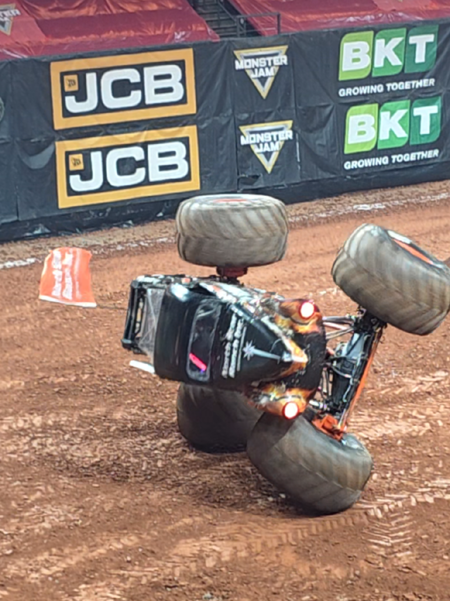 Arena Freestyle!! @Jon Zimmer rockin the house! #monsterjam #monstertrucks 