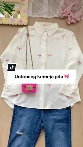Unboxing blaire top= mood booster buat hari ini 😍 Ada rasa puas tiap nemu atasan yang nyaman tapi tetep stylish kaya gini. Desainnya simpel tapi bikin look kamu jadi keliatan lebih rapi dan effortless, bahannya juga adem dan ringan, fleksibel juga buat segala occasion.  #odeca #odecaofficial #odecadaily #odecastyle #kemeja #kemejabordir #kemejawanita #racunootd