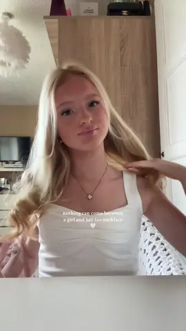 never take it off🤍#fyp #foryoupage #necklace #girl #favourite #white #vancleef #blonde #trend #influencer #girlygirl #aesthetic #blowmeup #foryoupageofficial #foryoupageofficial 