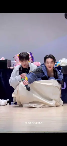 The way Pocketz squeezes into that bag is seriously the cutest thing ever!🫶🏻😍 #enhypen #jungwon #sunoo #pocketz #moment #cute #enhypenedit #sunwon #engene #fyp #foryou #fypシ゚viral #fyppppppppppppppppppppppp #trending #viral #sodapop #fanmeeting #kpop 