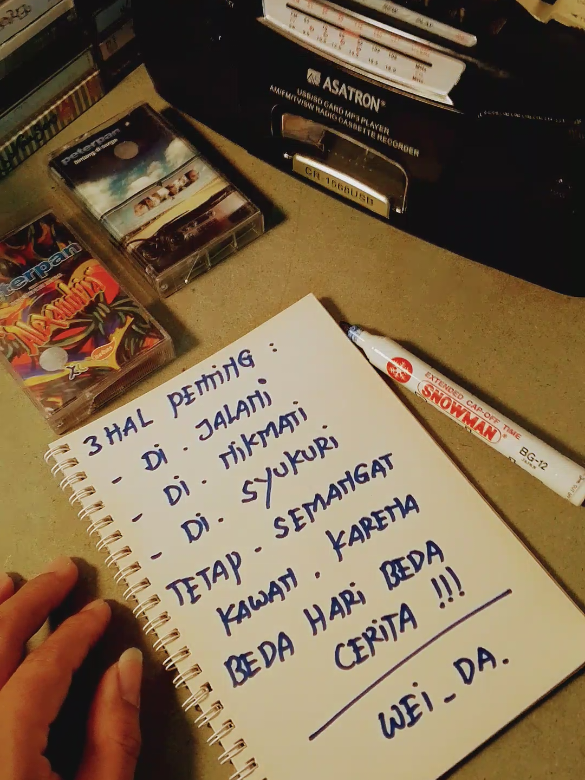 saat ini cuma bisa jalani, nikmati & syukuri tetap semangat kawan karena beda hari maka cerita hidup kita akan berbeda #katakata #katakatahariini #dijalani #dinikmati #disyukuri #tetapsemangat #kasetpita #peterpan #jauhmimpiku #tulisantangansendiri #tulisantangan 