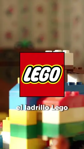 Todo comenzó en una pequeña carpintería en Dinamarca… 🧰🇩🇰 Quién diría que unos simples bloques de plástico cambiarían la forma de jugar del mundo entero 🌍✨ Hoy LEGO es sinónimo de creatividad, imaginación y millones de historias construidas ladrillo a ladrillo 🧱❤️ ¿Ya conocías su historia? 👀👇 #LEGO #HistoriaLEGO #InspiraciónCreativa #MarketingDeHistorias #ReelEducativo #NegociosExitosos #EmprenderConPasión