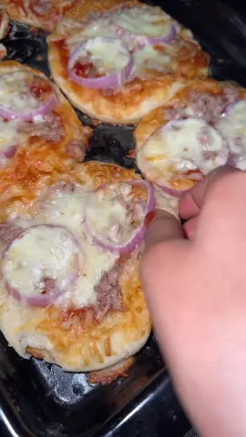 Mini 🍕 #pizza #somalitiktok🇸🇴 #foodtiktok #explore #foodcontentcreator #fypシ゚viral🖤 #delicious #ypfッ #millionviews #billionviews 