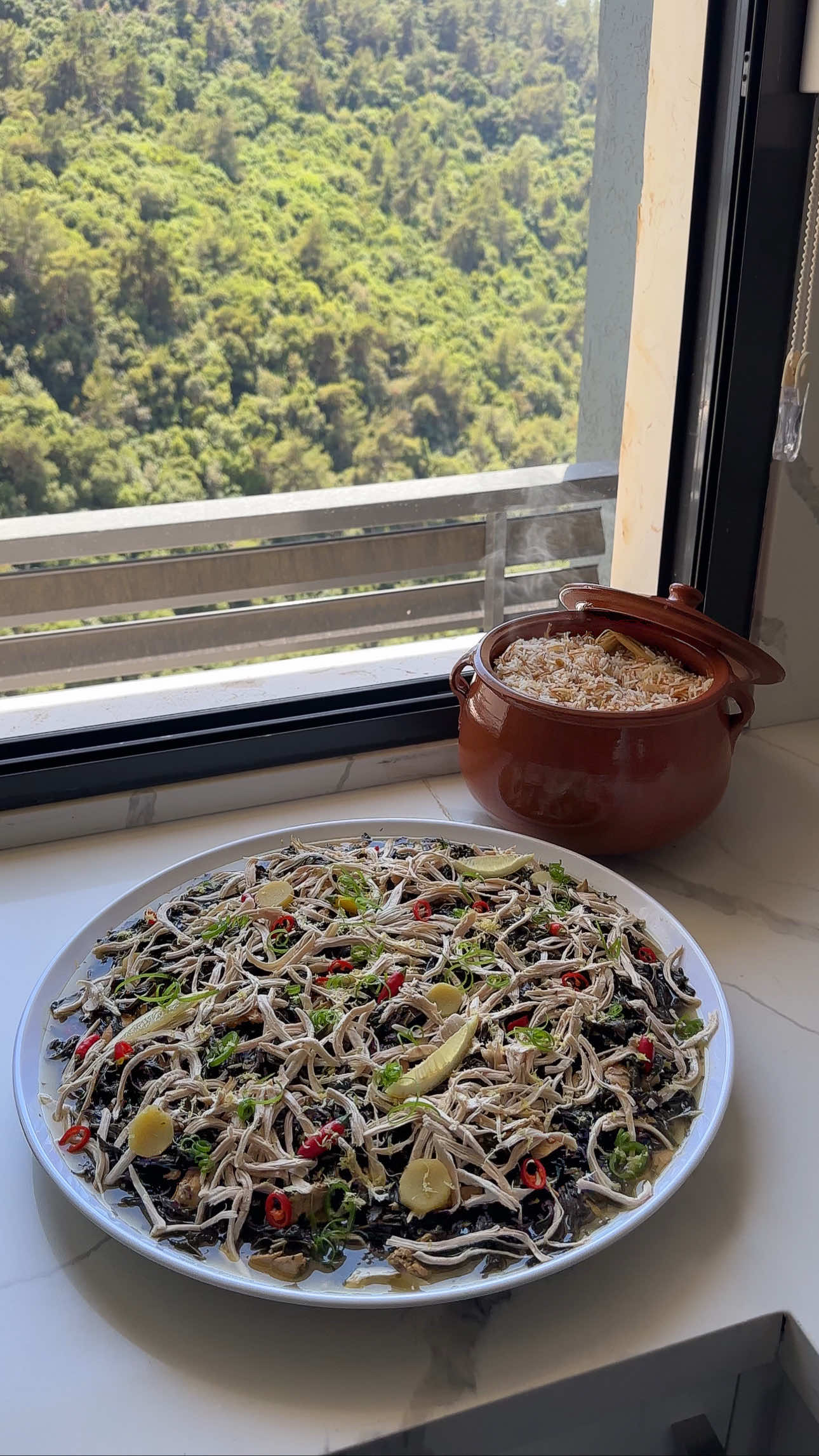 Mulukhiya 🤩 ملوخيّة Here’s what you need: - 600g dried mloukhieh leaves - 2 whole chicken - Baby onions  - 10-12 cloves garlic - 2 chili pepper - Carrot, coriander, onion, lemon and orange zest, pepper, cinnamon, loumi, bay leaves - 2 bunch coriander - Ginger - Water #chef #fyp #viral #lebanon #europe #iraq #egypt #mouloukhiya #mulukhiyah #ملوخية #دجاج #cheflife #food #foodlovers 