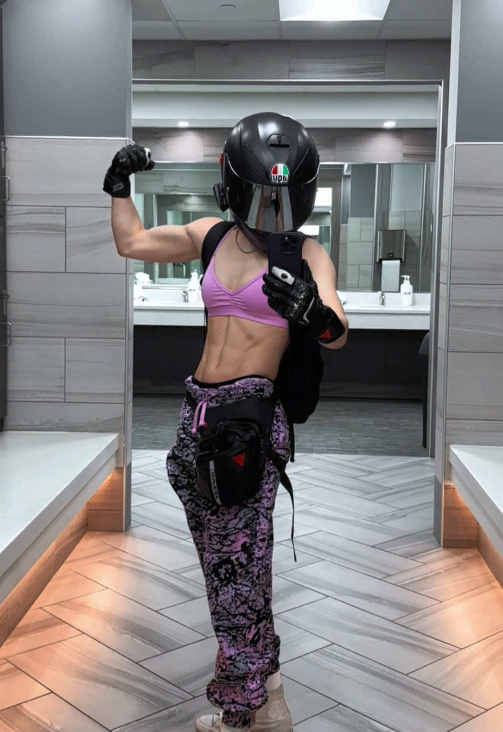 Haven’t posted  here in a while… WHOOPS sorry. But I’m back! 😎🤍 Whole @Gymshark site is up to 50% off right now -  extra 10% off with code SAB at checkout #GymLife #girlswithabs #gymmotivation #sixpackabs #gymcrush #gyminspiration #musclemommy #girlswholift #GymTok #bikerchick #gymshark #calisthenics 