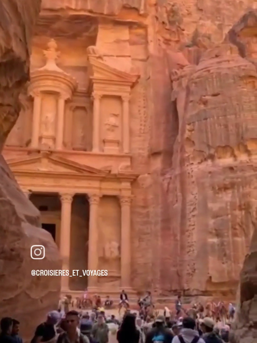 le Site de Pétra en Jordanie ❤️❤️❤️ Une vraie merveille que j'ai eu la chance de voir... Pétra est un site archéologique célèbre, situé dans le désert sud-ouest jordanien. Remontant à environ 300 av. J.C., elle fut la capitale du royaume nabatéen. Accessible par le Sîq, un canyon étroit, le site renferme tombeaux et temples taillés dans les falaises de grès rose d'où il tient son surnom #petra #jordanie #travel #desert #loveyou #photography 
