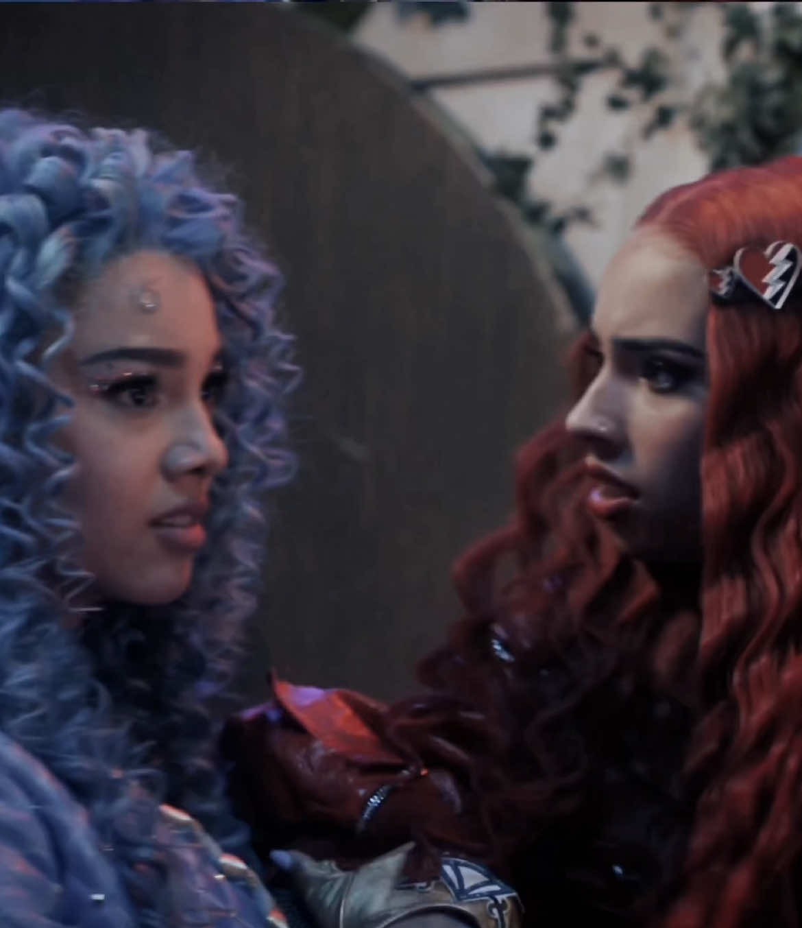 woah guys. surprise surprise, im here with more glasshearttt🤫no yap session for today. WAIT! I FINISHED MY J*B. IM FREE FOR REALS NOW GUSYSY‼️edits incoming.//scp- adamspacks on instaa tysm😋#wlw #glassheart #descendants #dror #riseofred #red #reddescendants #chloecharming #maliabaker #kyliecantrall #maliabakeredit #kyliecantralledit #disney #disneyedit 