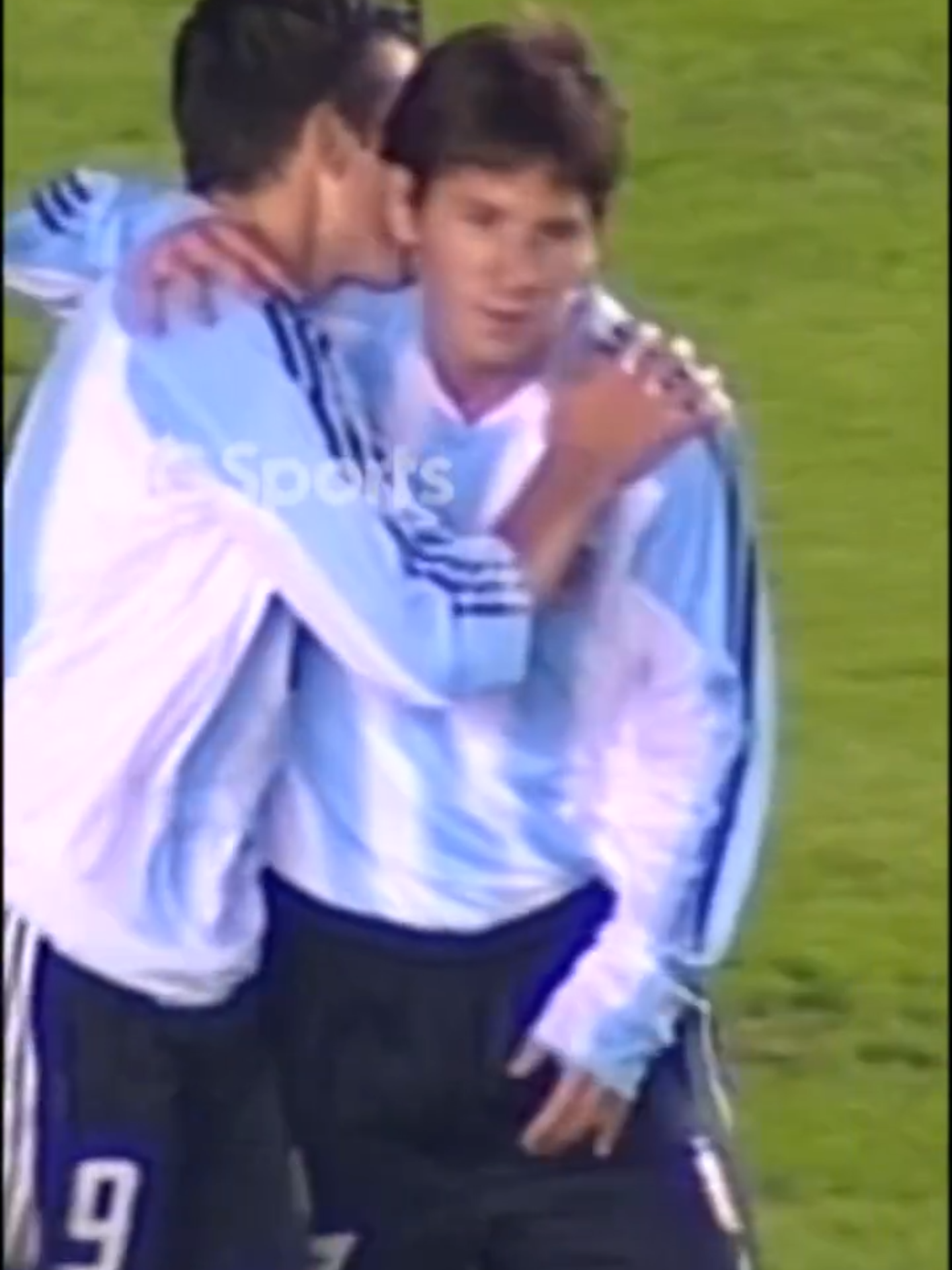 🔙 EL DÍA QUE TODO EMPEZÓ 💙🤍 🇦🇷 Un 29 de junio, pero de 2004, Leo disputaba un amistoso Sub-20 frente a Paraguay, en cancha de Argentinos Juniors, y daba comienzo a su historia con la Selección Argentina. Con tan solo 17 años, Messi ingresó y convirtió el séptimo en el 8-0 ante la Albirroja. ♾️ EL RESTO ES HISTORIA...