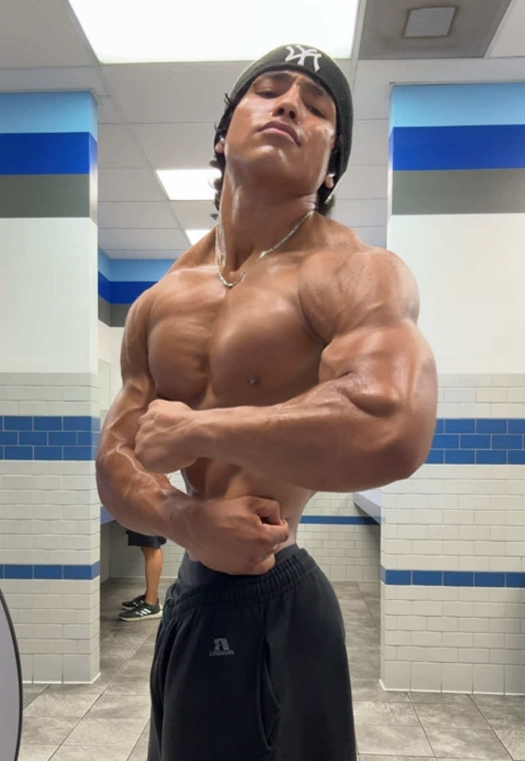 Posing coming back 😤 #fyp #gym #gymmotivation #edit #gymedit #Fitness #makii #abs #bodybuilding #aesthetic 