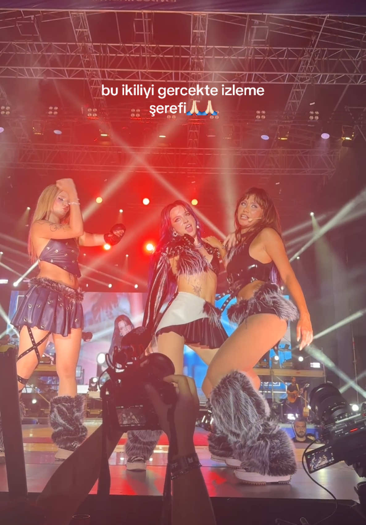 icimden 10 yasinda bir FAN GIRL cikti evet. Tüm kızlar harikaydı ama bu ikili bittim.. @zeynep oktay @hilalyelekci 
