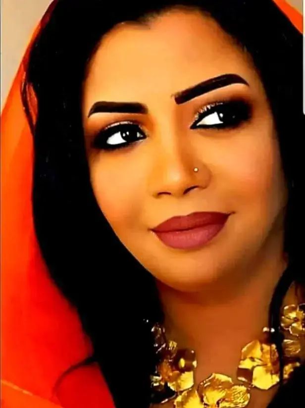 للشاعر صالح عبد السيد (ابوصلاح)  ﴿خلي العيش حرام ﴾ خلي العيش حرام مادام اري الموت يحيل  مابين الرميش فوق لي الطريف الكحـيل هـزا صـــدرو ميل فـدع الخصــر النــحيـل  بالرجـاج يقـالــع ما المهــر الوحيـــل النـوم مـني فـرّ وقـلبـي نــاوي الرحيـــل  مـن غير المنام طيف الخيال مستـحـــيل والاني اشتياقي وقـلبي اصــبـح وجـيــل  تتمـنى محاسنك روحـي جيل بعد جـيــل 440 والاك الجمــال يرفـع لـي قــــدرك يجـــل  يتمني الهلال ينصاغ لي قـديمك حـجـل بنخــــوض الرمــاح لو كـان تـزيد او تقـــل  ونخاف مـن ضـمير الاهيـــــف المنفـقـل بنقـابـــــــل المــدافـــع بالثـبات والعـقـل  ونهاب سيف عيونو اللمعــو يبرق صقـيل يالمنـّك معـار تكحيل شويدن الخـميــــل  علمت الغصـون مع النسيـم كيف تمـيل مخـتارك يحـاكي الشولة دمعو الهميــل  والتـختارو لي لاشـك جـميــل ياجميـــل