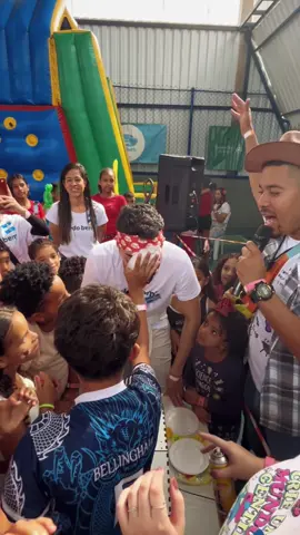 Minha primeira Hamburgada do Bem Hoje meu dia foi cheio de alegria, e eu precisava deixar esse momento registrado aqui. Servir de forma voluntária, ver cada sorriso, ouvir cada história — uma mais única que a outra — e saber que esse dia foi inteiro dedicado a oferecer o melhor para mais de 400 crianças… é simplesmente especial. No fim das contas, é sobre isso: estar presente, doar com o coração e perceber que a gente sempre sai com a alma mais cheia do que chegou.#hamburgadadobem 