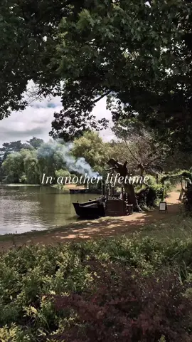 Hever castle was like walking into a fairytale  #medievaltiktok #medieval #tudorhistory #tudors #queens #kings #fantasy #cottagecore #england #castle #history #fairytail #historytok 