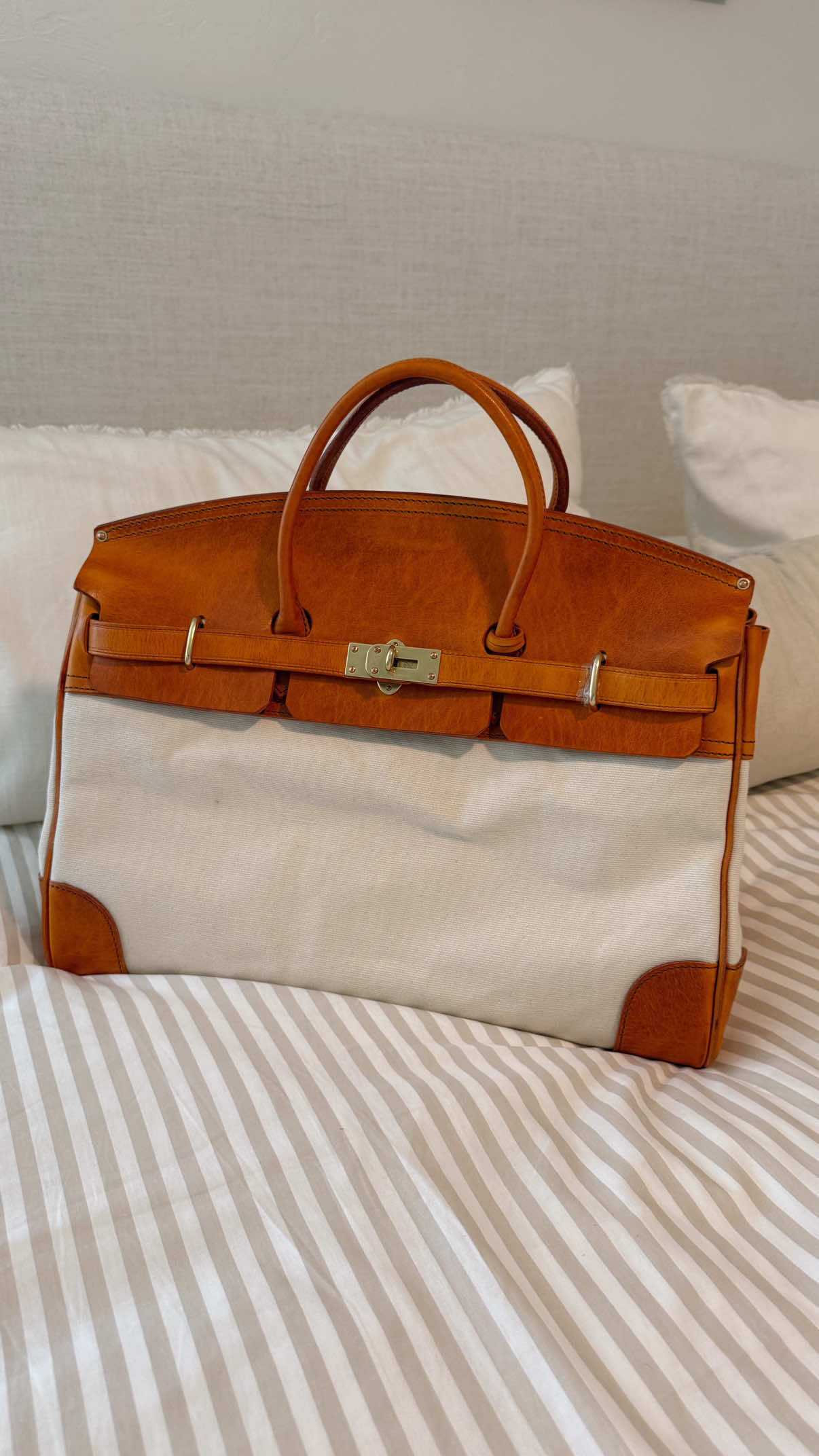 The perfect summer travel bag #traveloutfit #summeroutfit #summerbag #boatkin #canvasbag #SummerFashion #traveloutfits #travelbag #weekender #airportoutfit #styletok #itbag2025 #bagtok #petiteoutfit #boatandtote #travelstyle @Atorie 