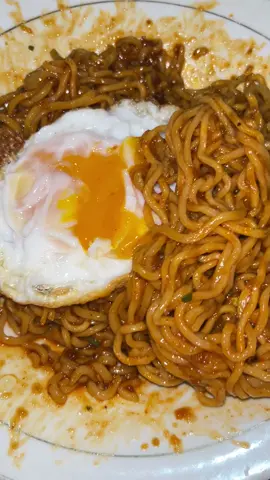 mie aceh x mie ayam bakar lagi😍 #indomiehack #miegoreng #indomieaceh #telurmatasapi #fypシ #simplerecipe 