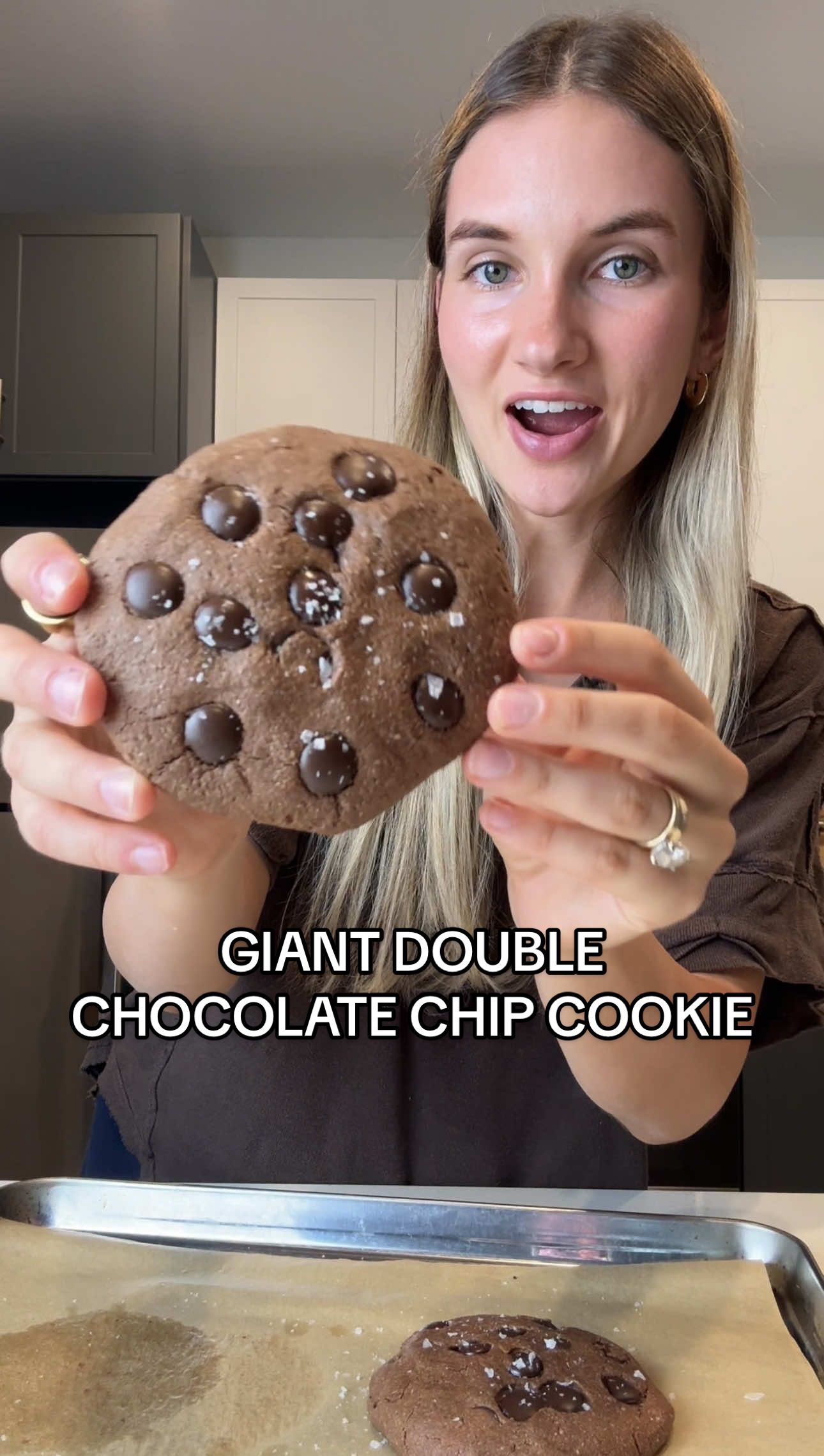 GIANT DOUBLE CHOCOLATE CHIP COOKIE🍪🤎🍫 Recipe: (makes 1 large cookie) -3 tbsp almond butter  -3 tbsp maple syrup or honey -1 tsp vanilla -1/4 cup almond flour -2 tbsp cocoa or cacao powder  -1/2 tsp baking soda -handful of chocolate chips How to: -preheat oven to 350F and line a baking sheet with parchment paper -add wet ingredients to bowl, mix well then add in dry ingredients, mix until a dough forms and fold in chocolate chips -using your hands, form dough into a large ball and flatten it out on parchment paper, top with extra chocolate chips -bake for 13-15min  Enjoy!🥰