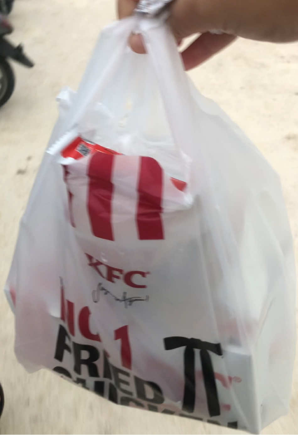 Take Away karena full ga ada tempat, jadi kita pesan menu Ala carte👌🏻 btw grand opening 8 Juli ya, sekarang masih soft opening #tual #kotatual #kei #keiisland🌴 #malukupride🏝🔥 #maluku #kfc 