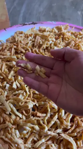 Stik krupuk bawang yang renyah dan gurih banget cocok buat teman ngeteh🤤#fypシ #viralvideo #kegiataniburumahtangga #stikkrupukbawang #karoppokajompi