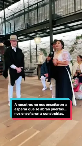 Vengo de una indígenas que me enseñaron a soñar en grande. Tuve que sacrificar estar cerca de los míos  para buscar no solo un mejor futuro, sino ser mejores personas para ayudar a otros a avanzar. Este sacrificio huso que no No viera a mi mamá por muchos años. Yo era joven, estaba sola pero tenía la ambición de no solo graduarme de la secundaria en un país extranjero pero de sacar mi carrera, maestría, doctorado, y ahora la escuela de leyes para lograr contribuir a un mundo mejor no solo para mi pero para la siguiente generación. Mis padres confiaron en mí, porque sabían cómo me criaron.  Mis padres no solo me dejaron migrar para tener educación… sembraron en mí una semilla de esperanza, de orgullo, de tradición. Y ahora es mi turno de florecer. Qué mejor forma de honrar a mis padres y antepasados que dedicarle nuestra vida a ellos y a sus costumbres.  Su hija se caso de una manera tradicional, con su cultura, y ahora enseña  a su esposo y a su hija su tradición con la que fue criada. #indigena #ecuador #latina #familiamulticultural #utah #diversidad #honor #hija #matrimonio #ritual  #indigenous #daughter #honortoparents #wedding #traditionalwedding #multiculturalfamily #diversefamily 