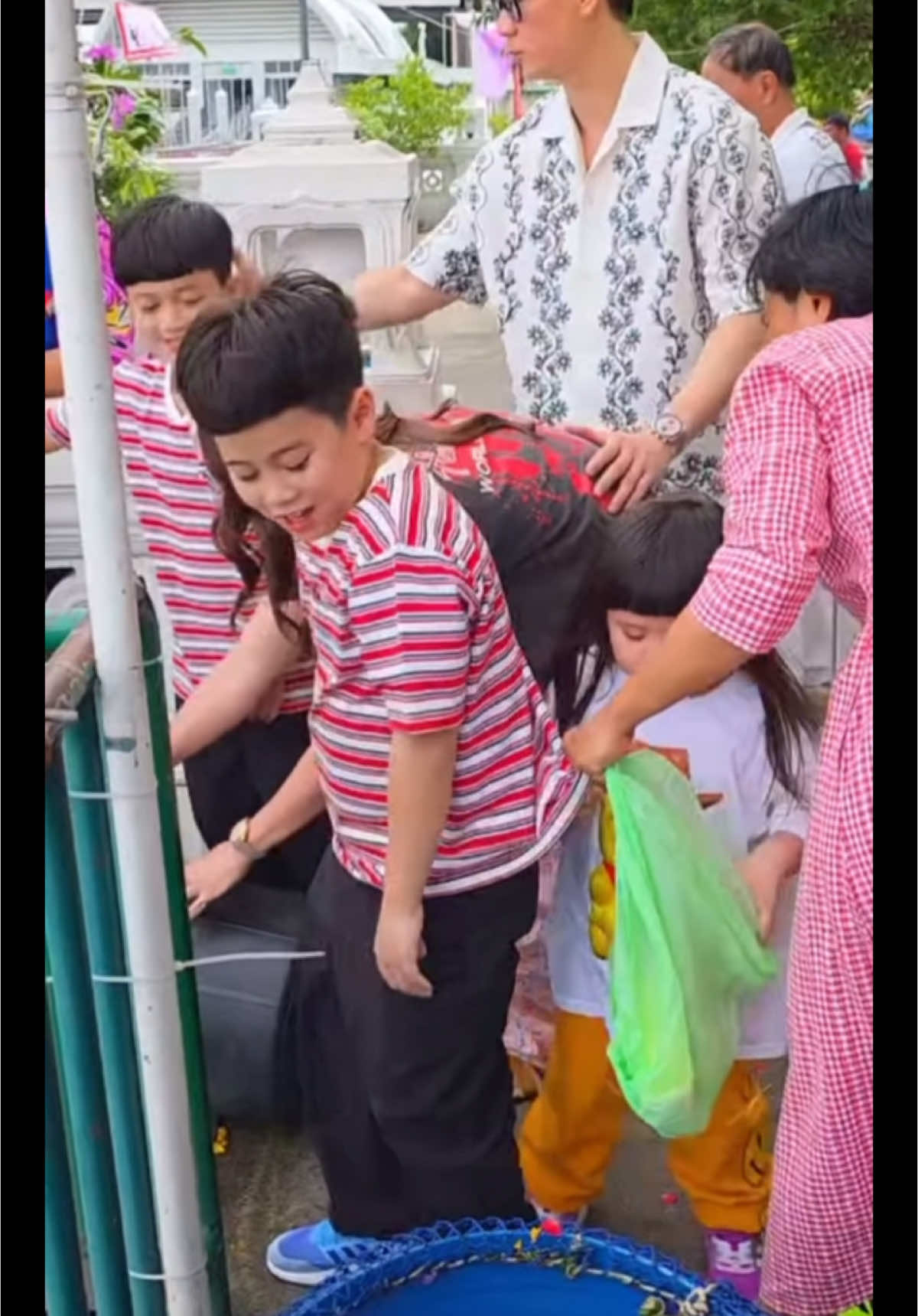 ทำบุญ ปล่อยปลา🫶🏻🙏🎂✨ “พ่อน็อต” จุ๊บแก้ม “แม่ชม” 😘หวานมาก รักมาก กอดแน่นมาก🤗  😍นี่แหละรักที่ปลอดภัยแม่ หันมาเมื่อไหร่ก็เจอพ่อเสมอ😎 อบอุ่นน่ารักที่สุดดด✨💕 . . #ช#ชมพู่อารยาc#chomismaterialgirlน#น็อตวิศรุตn#nottvisrutน#น็อตชมพู่ว#วันเกิด#ข่าวบันเทิง