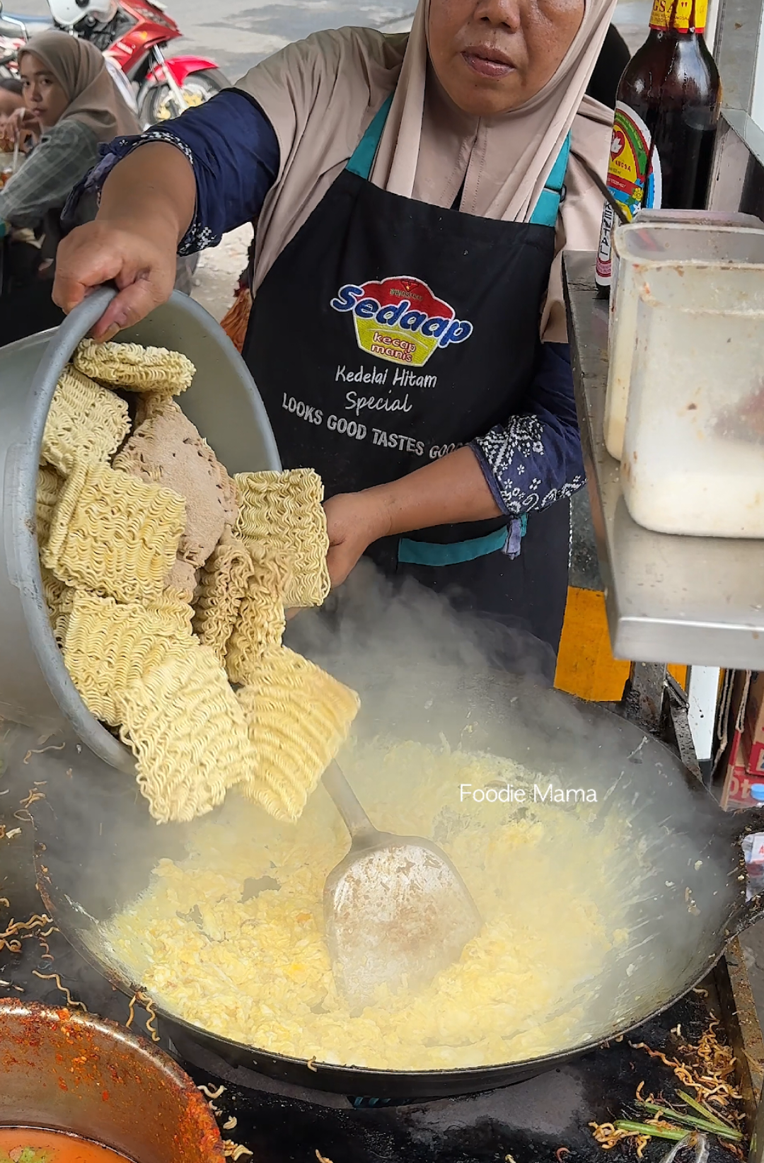 Only $0.8! The Best Indomie Noodle in Medan Indonesia - Sedap Instant Mi Goreng - Indonesian Street Food Price : RP 13,000 / USD 0.8 Location : Mie Balap Petisah ▶Google Map : https://maps.app.goo.gl/54dkt8jzgAWHaWvv5 #streetfood #indonesia 