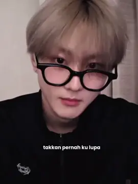 POV : Sudah tiga tahun kamu pacaran dengan Jungwon, dan jujur, kadang kamu masih suka bingung harus bangga atau malu karena status pacarmu adalah ketua OSIS paling cool seangkatan. Di depan semua orang, Jungwon itu selalu tampil karismatik, rapi, tegas, jarang senyum. Tapi... beda banget kalau lagi berdua. Kayak sore itu, habis kelas tambahan. “Y/N, kamu bawa payung nggak?” tanya Jungwon sambil nyender di dinding dekat kelas. “Enggak, kenapa?” “Bagus,” jawabnya santai, lalu buru-buru masukin tangannya ke tasnya dan ngeluarin satu payung lipat kecil. “Nih. Aku bawa satu, tapi cukup buat dua orang kalau kita deketan.” Kamu mendelik, “Jadi niat emang bawa satu doang ya biar bisa deket-deket?” Jungwon nyengir, “Ya siapa tau pacar aku butuh ditemenin pulang.” Jungwon nyenggol kening kamu pelan dengan jarinya, sambil ngomong “Kan pacar kamu ganteng, baik, perhatian, ketua OSIS, dan—” “Dan tengil,” potong mu sambil dorong dikit bahunya. Tapi tanganmu langsung ditangkep Jungwon dan digenggam. “Tapi kamu suka, kan?” Kamu pura-pura ngedengus, tapi pegangan tangan kalian tetap nggak dilepas. ----- Sore itu kalian pulang bareng, payung kecil jadi saksi bisu betapa hubungan tiga tahun kalian masih bisa se-manis itu. -------------- Senin pagi🌅 Sayangnya, keromantisan kalian nggak bisa nyelametin kamu dari alarm yang gagal bunyi. Kamu bangun telat. Super telat. Jam di dinding udah nunjukin 06.57 dan upacara mulai 07.00. “MATI AKU.” Kamu buru-buru sikat gigi, pake seragam seadanya, rambut dicepol asal, dan nyaris lari maraton sampai gerbang sekolah. Sayangnya... begitu tiba, gerbang udah ditutup. Dan lebih parahnya lagi, ketua OSIS yang berdiri dengan clipboard dan ekspresi datar di depan barisan... adalah pacarmu sendiri. Jungwon yang melihat mu telat, sempat melotot kaget, lalu nunduk sedikit supaya orang lain nggak liat ekspresinya. Tapi pas mata kalian bertemu... duh, senyum tipis Jungwon keluar, tapi cepat ditepis dengan mode serius lagi. Kamu disuruh berdiri di lapangan, bareng siswa telat lainnya. Setelah upacara selesai, semua siswa masuk ke kelas, dan Jungwon melangkah ke depan barisan yang telat. “Hormat tiang bendera, 15 menit,” katanya tegas. Kamu nyengir kuda. Dalam hati sih,,, berharap banget bisa diskon karena pacar sendiri. Tapi Jungwon cuma ngedip kecil sambil pura-pura serius. ---- 15 menit kemudian... Keringat mu udah ngucur di pelipis. Matahari bener-bener nggak bersahabat. Dan pas selesai, semua siswa dibubarkan. Kamu yg udah cape banget masih nunduk, belum sempat jalan, pas tiba-tiba ada tangan nyodorin botol minuman dingin ke depan mukamu. “Minum dulu. Kamu kelihatan mau pingsan,” suara itu familiar banget. Kamu ngangkat kepala pelan dan nemuin Jungwon udah berdiri di depanmu, tangan satunya udah megangin tas mu yang dia titipin ke temennya tadi. Jungwon narik napas,,, lalu tangannya naik, ngetuk pelan kepala mu pakai jari telunjuk. “Makanya bangun pagi, sayang,” katanya pelan tapi hangat. Kamu ngedumel pelan sambil minum, “Iya, iya, ketua OSIS. Maafin, pacarmu ini.” Jungwon mendekat dan bisik, “Pacarku nih bandel banget. Untung lucu.” Kamu ngelirik dengan pipi merah karena mata Jungwon lagi-lagi ngelihatin kamu intens. Jungwon senyum miring, lalu ngerapihin rambut mu yang agak berantakan sambil bilang, “Besok aku teleponin. Kalau kamu telat lagi, aku hukum cium pipi.” Kamu langsung batuk-batuk karena kaget dengar kata kata jungwon dan keselek air minum. Jungwon? Cuma ketawa kecil dan genggam tangan  kamu sambil nyelipin botol minum cadangan ke tas mu. Pas nyampe depan kelas mu jungwon gak lupa puk puk bentar kepala mu dan ngomong,,  “Jangan lupa makan, pacarku yang suka bikin jantung aku olahraga tiap pagi.”  Dengan di tutup kekehan kecil dari bibir nya dan kiss bye dari jungwon yang udh mulai menjauh buat masuk ke ruang osis nya. semoga suka ya yg baca🤭🙏🏻, jangan lupa tinggalin jejak🫶🏻🫶🏻 #pov #enhypen #jungwon #engene #fy 