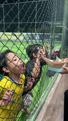 Berasa kayak lagi di taman safari 😂. Diminta istirahat makan nggk mau, lebih milih sepak bola padahal perut udah laper #triplets #triplet #kembartiktok #kembartiga #brother #kids #football 