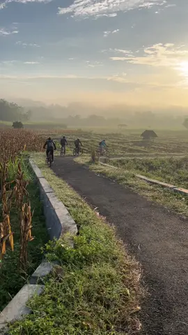 Yakin gak mau gowes setelah liat vidio ini ????? #mtb #mtblife #siskiuriderindonesia #siskiu #mtbforyou #gowes #fyppppppppppppppppppppppp #gowes #gowessepeda #sunrise 