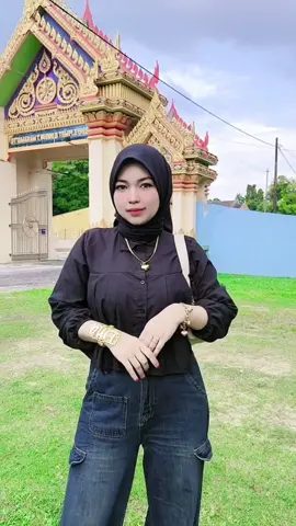 Seluar jeans cargo style yang paling best pernah saya pakai! Kaki lebar, cutting lawa, & poket dia banyak – Confirm nampak tinggi + gaya Korea 😍  #fyp #jeanskakilebar #seluarjeanswanita #streetwearwanita #widelegjeans #jeansvintage #seluarvintaj #ootdmalaysia #tiktokshopmalaysia #kargopants 