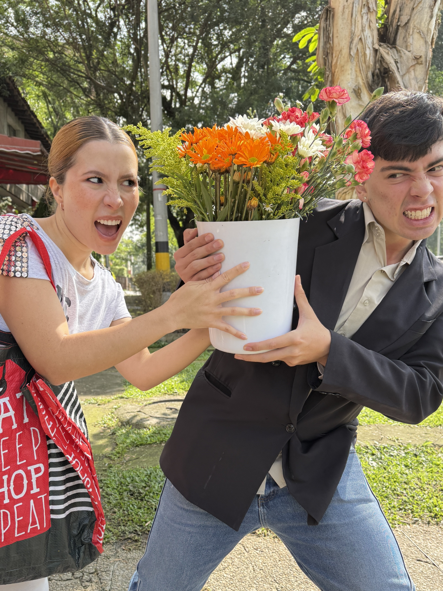 🌹 Vendiendo rosas aprendió la lección más grande de su vida… ¡y no la olvidará jamás! ✨#dramas