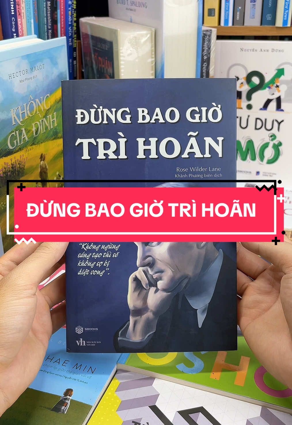 Đừng Bao Giờ Trì Hoãn – Bí quyết hành động ngay để thay đổi vận mệnh! Bạn có biết điều gì ngăn cản thành công của phần lớn chúng ta? Không phải thiếu tài năng – mà là sự trì hoãn! Trong “Đừng Bao Giờ Trì Hoãn”, huyền thoại Henry Ford – cha đẻ ngành công nghiệp ô tô hiện đại – chia sẻ triết lý sống và hành động đã giúp ông biến ước mơ thành đế chế toàn cầu. Từ tư duy dám làm đến cách tối ưu thời gian, cuốn sách là lời cảnh tỉnh mạnh mẽ cho những ai còn chần chừ. - Hành động ngay, hoặc sẽ mãi đứng yên. - Tư duy tốc độ – Bứt phá kết quả – Không chờ thời điểm hoàn hảo. Đừng chờ đến mai hãy sống hết mình ngay hôm nay! Đọc ngay “Đừng Bao Giờ Trì Hoãn” – và hành động trước khi quá muộn!#tiemsachbinhyen #sachhay #BookTok #sach #reading #LearnOnTikTok #dungbaogiotrihoan 