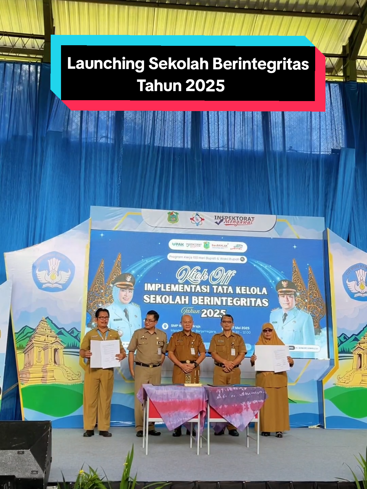 [LAUNCHING SEKOLAH BERINTEGRITAS] Dokumentasi kegiatan Kick Off Implementasi Tata Kelola Sekolah Berintegritas yang dilaksanakan di Gedung Serba Guna SMPN 1 Mandiraja, Selasa (27/5/2025). Launching Sekolah Berintegritas diresmikan oleh Sekretaris Daerah Banjarnegara, Drs. Indarto. Pada kesempatan ini, Sekda Banjarnegara menyampaikan, integritas merupakan salah satu pilar utama dalam menciptakan tata sekolah yang baik diberbagai sektor, termasuk sektor pendidikan.  Oleh karena itu, pendidikan yang berintegritas tidak hanya membentuk peserta didik yang unggul secara akademis, tetapi juga membangun karakter yang jujur, disiplin dan bertanggung jawab. Sementara itu, Inspektur Banjarnegara Agung Yusianto menjelaskan kick off tata sekolah berintegritas bertujuan untuk menciptakan lingkungan pendidikan berintegritas yang didukung tata kelola yang akuntabel. #fypシ #fypシ゚viral #xyzbca  #smpn1mandiraja  #banjarnegara  #sekolahstory  #fyp  #sekolahberintegritas