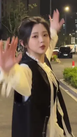 还记得都是朝朝里哪场小故事吗 预谋已久的小视频 贯穿全剧的拍摄！ 你最喜欢朝朝哪一套ootd呢#李柯以 #朝朝来池 #听花岛剧场 