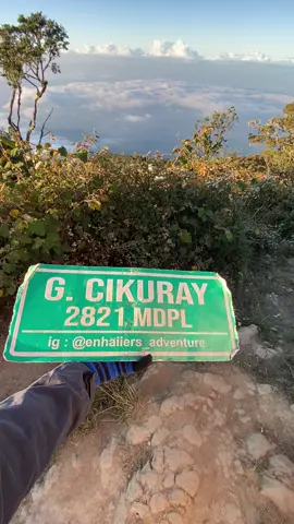 Bukan sekedar puncak, ini adalah hadiah dari setiap langkah #gunungcikuray #atapgarut #lautanawan #4you #pendakigunung #storypendakigunung #fyp#sunrise 