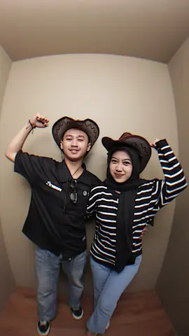 fomo topi koboy haha @FOTOHOKKIE #fyp #xyzbca #fotohokkie #photobox #poseideas #couple #topikoboy #trend 