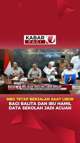 Program Makan Bergizi Gratis (MBG) tetap berjalan meskipun sekolah libur! Kepala Badan Gizi Nasional menegaskan penyaluran MBG tetap diberikan, khususnya untuk ibu hamil, menyusui, dan balita. Bahkan jika tak ada siswa yang hadir ke sekolah saat libur, penerima manfaat non-siswa tetap dapat jatah MBG langsung ke rumah. Mensesneg Prasetyo Hadi juga membantah tudingan ICW soal penghentian program ini. Ia menyebut tak ada instruksi Presiden Prabowo untuk menghentikan MBG, dan meminta agar publik tidak menyebarkan isu menyesatkan. 📡 Pantau terus tvOne untuk berita lebih lanjut! #BreakingNews #MBG2025 #MakanBergiziGratis #tvOneNews #PrabowoSubianto #ICW #Stunting #BeritaTerkini #UpdateTvOne #KabarTvOne