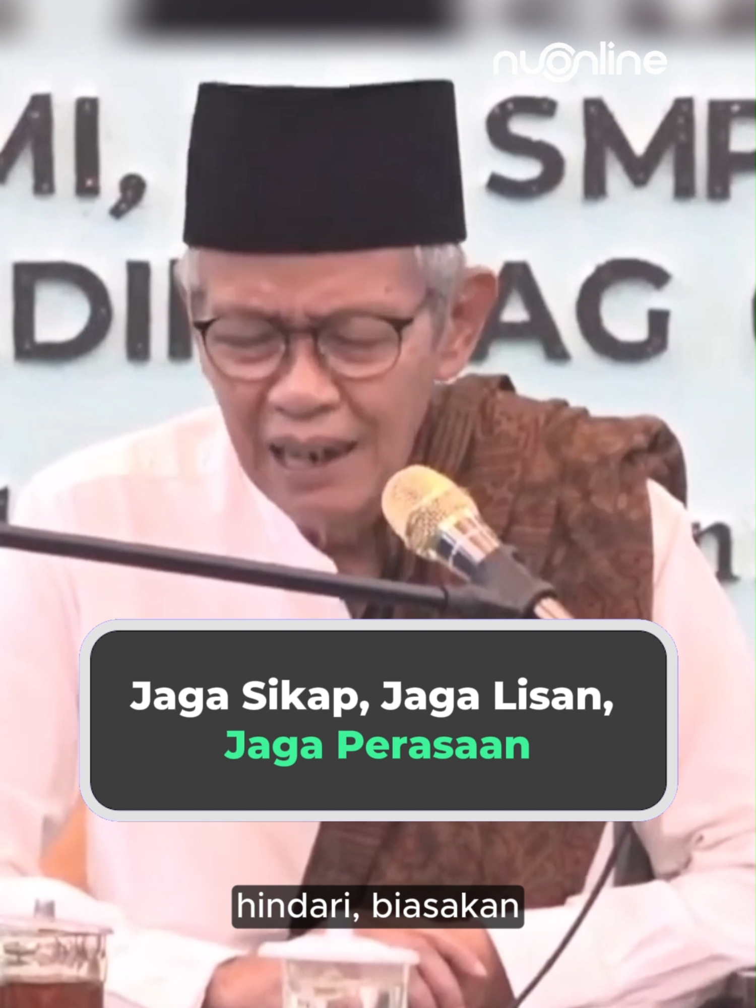 Seringkali tanpa sadar, kita menyakiti orang lain lewat ucapan atau sikap kecil, seperti pamer harta di hadapan yang kekurangan. KH Haris Shodaqoh mengingatkan pentingnya adab dan empati dalam pergaulan. Bagaimana caranya jadi orang yang kehadirannya menenangkan, bukan menyakitkan? Simak sampai akhir! #khharisshodaqoh #tausiyah #ceramah #sikap #pergaulan #nuonline