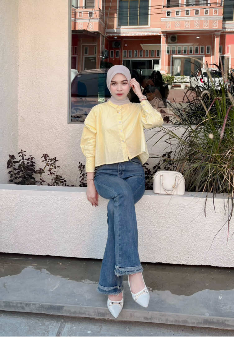 shirt by @katalunaclothing ga expect harga 50k an dapet kemeja secakep ini, aku pake yellow yaa! 😍💛 #outfitideas #ootdhijab 