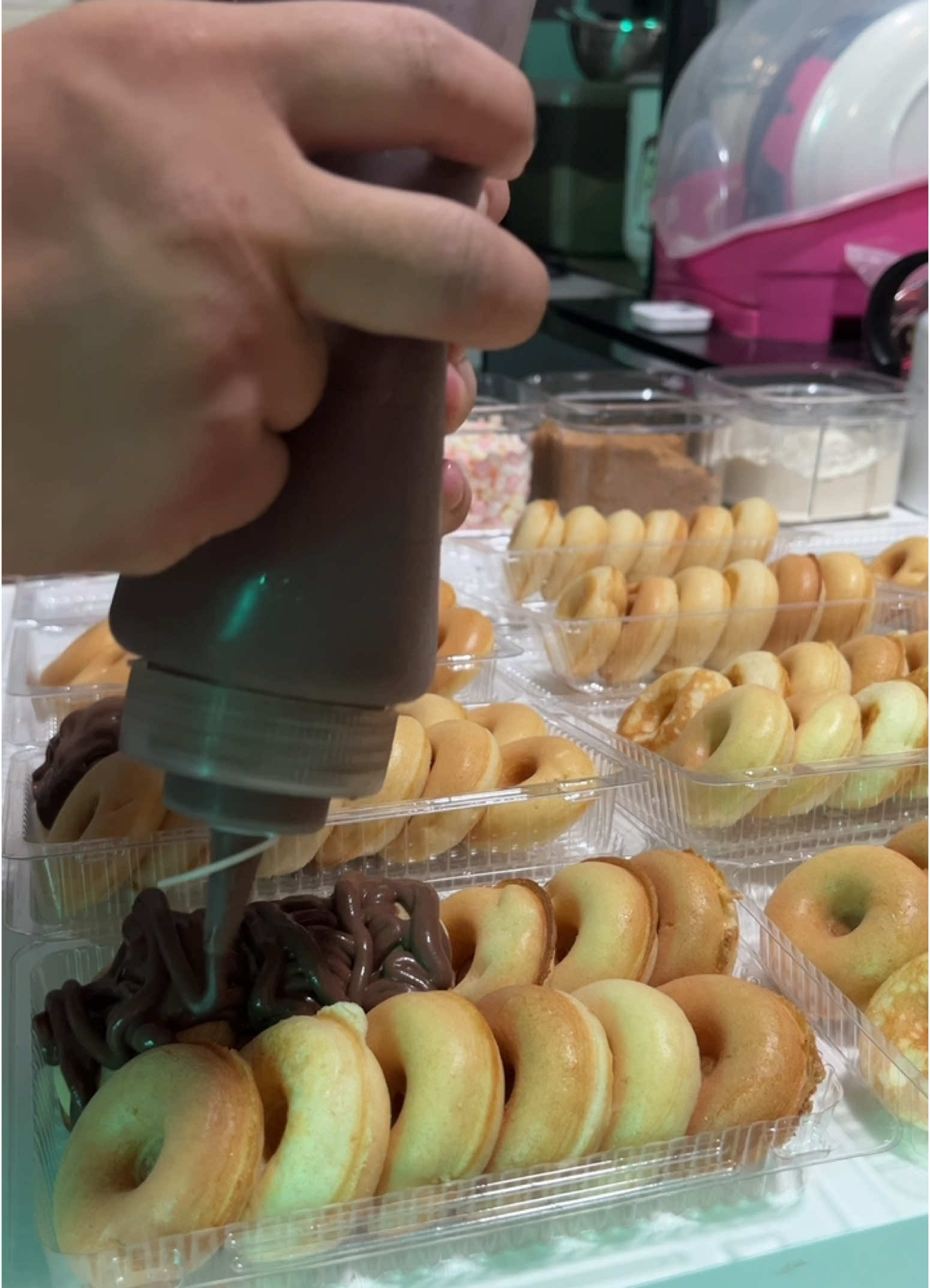 Wait for it, wait for it. Odiba ang ganda. 😂 #SmallBusinessPH #SupportLocalPH #TikTokEatsPH #FoodTokPH #NegosyoPH#HomeBasedBusinessPH #FoodBusinessPH #TrendingEatsPH #MiniDonuts #DonutLovers #DonutTime #DonutVibes #FreshDonuts #DonutCravings #SweetTreats #DessertLovers 