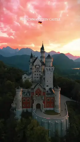 🏰 Neuschwanstein Castle: Kastil Dongeng di Dunia Nyata! 🇩🇪✨ Terletak di Bavaria, Jerman, kastil ini jadi inspirasi utama kastil Disney! ✅ Dibangun oleh Raja Ludwig II ✅ Dikelilingi pegunungan Alpen & hutan yang memukau ✅ Pemandangan terbaik saat musim gugur & musim salju! 📍 Lokasi: Füssen, Jerman Selatan #NeuschwansteinCastle #Jerman #CastleOfDreams #ExploreEurope #GermanyTravel #tiktoktravel #FYPTravel #TravelInspo #WisataEropa #TempatMendunia