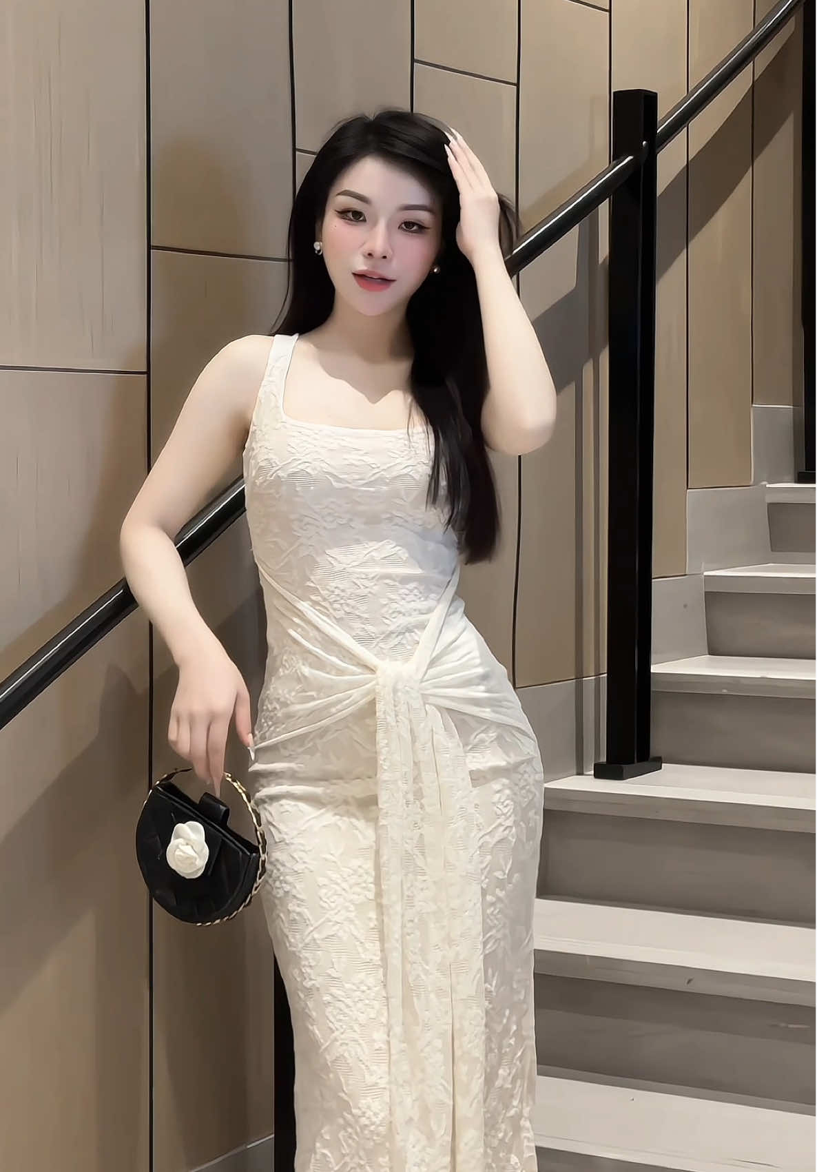 “ Trên đời này, tất cả phụ nữ đều xinh đẹpp. Miễn là cho chúng tôi 3 tiếng để cbi 😌 “ #simihouse #vaybody #macdepmoingay #simihousechuyenvay #phoidodep #tipphoido #simihousechuyênváy