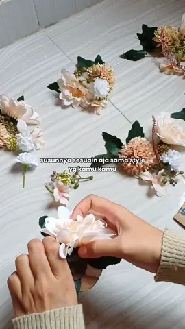 Membalas @manusiasetengahmatcha  DIY rangkaian bunga untuk hantaran 🌻🌼 #wedding #diywedding #hantaran #hantaranpernikahan #seserahan #seserahanpernikahan 