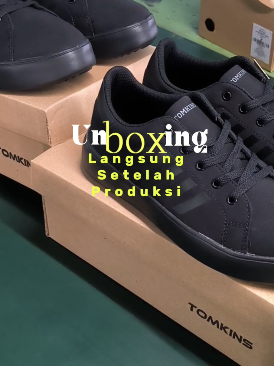Masih fresh, siap dikirim ke rumah mu..... Menemani aktivitas-mu di sekolah. #tomkins #sepatusekolah #backtoschool #sepatuhitam #sepatuanak #indonesia #gayaditiktok #black #fyp #trendingvideo #bts #pabrik #bandung 