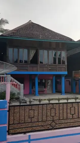 Rumah Panggung Di Kampung Suasana Nya Masih Asri 