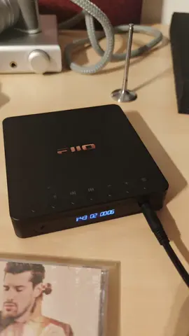 Wer kennt sie noch? Die CD Player. Der FiiO DM13 ist ein portabler CD Player. Und ich konnte wieder Mal meine CD Sammlung rausholen. @fiioofficial  #fiio #fiiodm13 #cd #cdplayer 