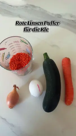 🥕 Rote Linsen Puffer für die Kleinen 🥒 Gesund, lecker & babyfreundlich 💛 Zutaten: 	•	100 g rote Linsen (gekocht oder vorgegart) 	•	1 kleine Zucchini (geraspelt) 	•	1 Karotte (geraspelt) 	•	1 kleine Zwiebel (fein gehackt oder gerieben) 	•	1 Ei 	•	3–4 EL zarte Haferflocken (je nach Konsistenz) So geht’s: 	1.	Linsen abspülen, weich kochen & abkühlen lassen. 	2.	Zucchini, Karotte & Zwiebel fein raspeln. 	3.	Alles mit dem Ei & den Haferflocken vermengen. 	4.	Teig kurz quellen lassen, ggf. noch Haferflocken zufügen. 	5.	Kleine Puffer formen & in einer beschichteten Pfanne mit etwas Öl bei mittlerer Hitze goldbraun braten. Perfekt für kleine Hände – warm oder kalt ein Hit! 😍 #babyrezepte #fingerfood #gesundundlecker #roteLinsen #mamakocht #zucchinipuffer #beikostrezept #beikostideen #babyfood #kleinkindrezepte #gesundessen #mamablog #familienrezepte #fingerfoodfürkinder #schnellundlecker #einfachkochen #kinderleicht #vegetarischkochen #breifrei #babyfreundlich #ohnezucker #essenfürkinder #mamakochtmitliebe #pufferliebe #gesundeernährung #kreativeküche #babyfoodideas #toddlermeals #healthytoddlerfood #blwideas #easyfamilymeals #kidsfood #lentilrecipes #zucchinipatties #homemadebabyfood #toddlerfriendly #FoodTok #MomsofTikTok #babytok #EasyRecipes #familydinner #mealideas #momlife #toddlerfoodideas #gesundundlecker #fingerfood 
