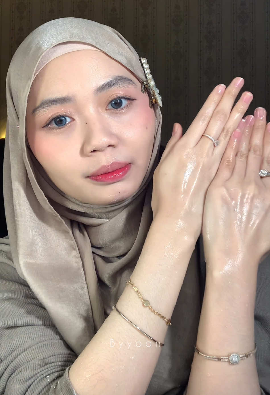 Membalas @pitpita__ Awalnya cuma iseng coba-coba body scrub dari Skinflair, tapi efeknya langsung kerasa banget. Kulit jadi halus, lembap, dan aromanya calming. Daki keangkat & kulit pun terlihat lebih cerah ✨ Buat kamu yang suka body care simpel tapi ingin hasil nyata cobain ini deh!      #Skinflair #SkinflairBodyScrub #BodyScrub #BodyCareRoutine #EksfoliasiKulit #KulitGlowing #TipsKulitCerahan #ReviewSkinflair #BodyScrubRoutine #SkincareTubuh #DakiHilang #SelfCareRoutine #BodyCareMinimalis #GlowingSkinTips #perawatankulittubuh 
