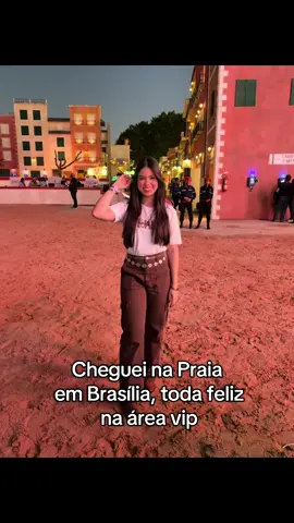 Sobre na Praia em Brasília, só poderiam ter exemplificado que iria ter lounge, os “VIPs” que pagaram caro ficou atrás e os “associados” na frente! Sacanagem total e desrespeito com o consumidor!  Vida do fã não tá fácil.  #fã #luansantana #luanetes #brasilia #napraia 