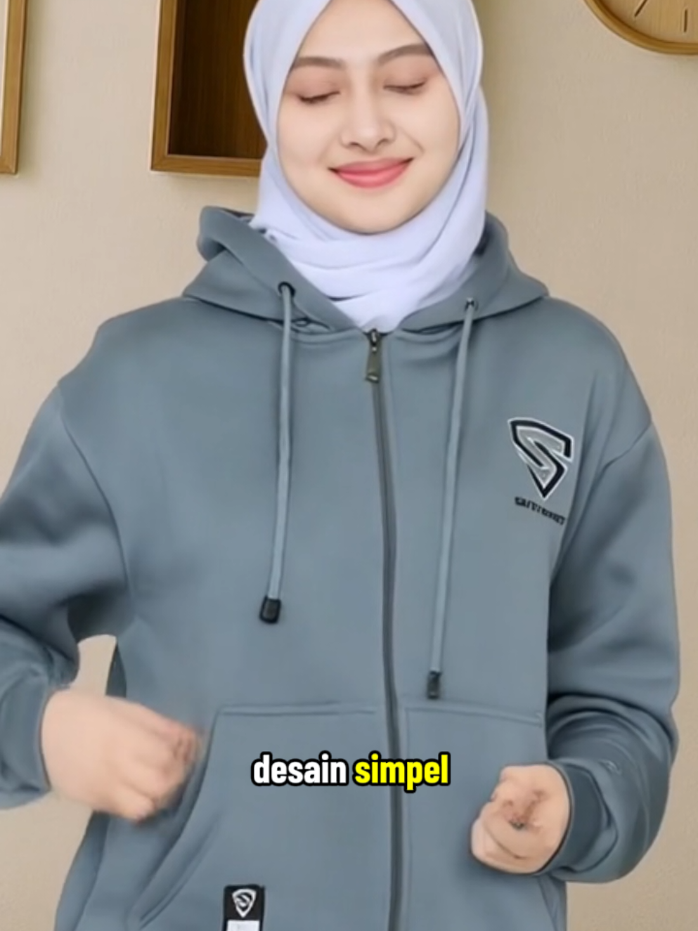 ❄️ Cari hoodie zipper yang cocok buat hijaber aktif? Hoodie Zipper Logo Bordir by Skystreet solusinya! 🔹 Bahan fleece premium 280 gsm – tebal, adem, dan nyaman 🔹 Desain unisex dan simpel – cocok untuk cewek cowok 🔹 Modest wear friendly – nggak nerawang, nggak bikin gerah 🔹 Logo bordir rapi, makin elegan dan stylish Gaya sopan, tetap keren ke mana pun kamu jalan! #hoodiezipper #hoodieunisex #modestwear #hoodiehijaber #fleecepremium #streetwearlokal #skystreet #fashionmuslimah #outfitngampus #jaketcewekmodis 